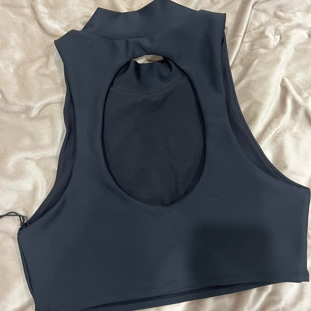 ALO Yoga Charcoal Crop Top - Picture 2 of 3
